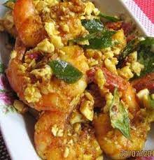 Panaskan minyak, kemudian goreng udang secara deep fry.goreng sekejap jer hingga udang bertukar warna.angkat dan toskan.ketepikan. Udang Goreng Telur Masin With Images Seafood Recipes Food Asian Dishes