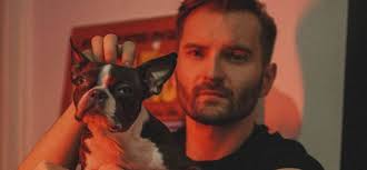 Reżyser Życia zaatakowany na ulicy. Ucierpiał jego szczeniak, którego miał  na rękach, ważą się jego losy