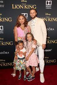 Due to his looks, people usually deny him a drink and this kind of thing occurs more often to him. Baby Unterwegs Nba Star Stephen Curry Wird Zum 3 Mal Papa Promiflash De