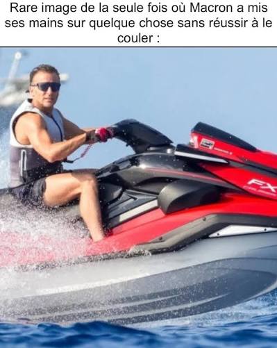 Paris Match a publié, en page de couverture, une photographie d'Emmanuel Macron en train de faire du jet-ski au fort de Brégançon. Au moment où la France subit une série d'incendies particulièrement