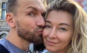 Martyna wojciechowska zaledwie kilka miesięcy po ślubie rozstała się z przemysławem kossakowskim. Martyna Wojciechowska Bylam Zareczona 5 Razy Jestem Uciekajaca Panna Mloda Dziennik Pl