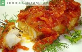 Alla base di condimenti per il pesce, spesso, c'è la maionese, che può essere insaporita con spezie, oppure unita ad altre salse come il ketchup o la worcester o, ancora, diluita con il fumetto di pesce. Pesce Con Pomodori Sotto Pelliccia Vegetale Panna Acida Formaggio Ricette Gustose E Semplici Di Pesce Bianco E Rosso Con Pomodori