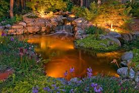 Gartenteich Mit Gelben Led Leuchten Beleuchtet Teichlandschafts Teichlichter Garten Landschaftsbau