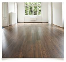 Doch irgendwann hat auch der schönste teppich seine besten tage gesehen. Teppich Laminat Oder Designbelag Wir Erledigen Fur Sie Die Fussbodenarbeit