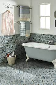 bonte marokkaanse tegels geven de badkamer een warme en gezellige uitstraling hier uitgevoerd in wit grijs en bla tile bathroom bathroom wall tile style tile