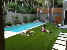 Segera miliki rumah impian dengan dekorasi rumput sintetis nan menyejukkan mata, bersama nafi' grass. Tukang Taman Dengan Rumput Sintetis Yang Mewah Tukang Taman