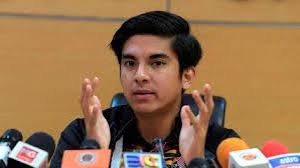 Saufy nizar abdul rahman dilantik sebagai ceo perbadanan kota buku kurang seminggu selepas maszlee malik meletak jawatan sebagai menteri dr mahathir mohamad mengatakan parti belia yang bakal ditubuhkan bekas menteri kabinetnya, syed saddiq abdul rahman tidak akan berjaya. Syed Saddiq Fulfils Bald Head Vow After Achieving Donation Target