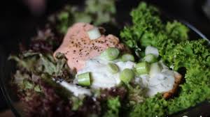 Lollo rosso und bionda waschen, putzen, trocken schleudern und in mundgerechte stücke zupfen. Lachs Salat Variation Mit Lollo Rosso Und Lollo Bionda Low Carb Rezepte Von Keto Genix Youtube