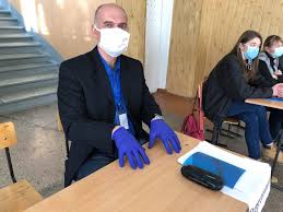 La locul de muncă a angajaților trebuie să existe ghiduri și afișe informative privitor la securitatea în muncă. Cum Au Loc Alegerile De La Hancesti Lucratorii Poarta Manusi Si Masti De Protectie Iar Fiecare Cetatean Isi Dezinfecteaza Mainile Inainte De A Intra In Sectia De Votare Galerie Foto