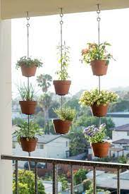 Si no dispones de mucho espacio dentro de tu casa, no te preocupes, la solución es colocar estas plantas de exteriores en tu lindo jardín. 8 Ideas Para Decorar Una Terraza O Balcon Con Plantas Macetas De Hierbas Jardines Colgantes Macetas Colgantes