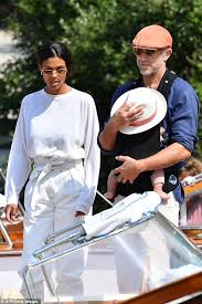 La splendida modella al momento dell'incontro, a biarritz, non sapeva chi lui fosse e «non sono ancora riuscita a guardare tutti i suoi film. Vincent Cassel 52 Steps Out With Wife Tina Kunakey 22 And Their Daughter In Venice Daily Mail Online