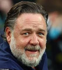 Russell Crowe peels off a $100 note and hands it to girlfriend Britney  Theriot