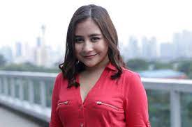 Umur 24 tahun) adalah aktris, presenter, pengusaha, model, aktivis dan penyanyi berkebangsaan indonesia yang berketurunan ambon dan sunda Prilly Latuconsina Fans Home Facebook