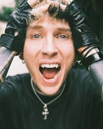 Lacey Workman🖤 (@LaceyWorkman13)