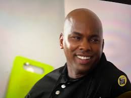 Bueno este tipo (q le gusta a todas o a casi todas ) me cae muy mal , es un  fresco , q se atribuye lo q no le corresponde , además