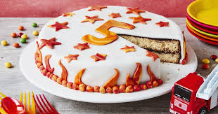 Feuertorte Backen Fur Die Feuerwehrparty Wie Sam Meine Familie Ich Europas Grosstes Foodmagazin Rezept Backen Lebensmittel Essen Dessert Ideen