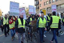 Michel, l'inscription a la monnaie libre june, et son utilisation permets entre autre d'échanger des biens et des services entre gilets jaunes sans que le banque y mettent le museaux. Lille Gilets Jaunes Vers Une Marche Silencieuse Dans Le Centre Ville Samedi 24 Novembre Lille Actu