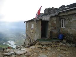 1830 moh., nær toppen av gaustatoppen, og er en steinhytte fra 1893. Gaustatoppen Arne Berge
