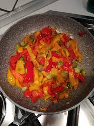 La ricetta dei peperoni in padella con cipolla rappresenta una proposta per il contorno estivo da accompagnare sia con dei secondi piatti a base di carne come ad esempio una cotoletta impanata, che di pesce come del merluzzo in umido, che con le uova, fritte o strapazzate che, infine, con i formaggi. Peperonata Gustosa Quando Il Tempo E Tiranno Ithappens