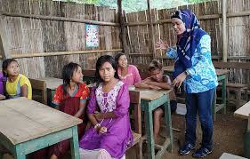 Meskipun pemerintah sudah menetapkan untuk menghapus tenaga honorer, ade mengungkapkan para guru honorer dapat mengikuti tes seleksi. Guru Honorer Hanya Ingin Statusnya Jelas