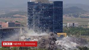 Negara yang pernah bersatu dengan korea selatan dengan nama negara korea ini berpisah menjadi dua negara pada tahun 1948 karena korea utara menolak ikut serta dalam pemilihan umum yang diawasi oleh pbb. Korea Utara Sebut Korsel Anjing Kampung Korut Beberkan Alasannya Meledakkan Kantor Penghubung Bbc News Indonesia