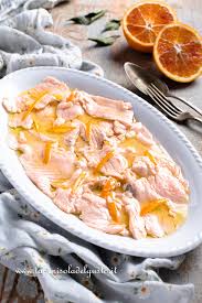Il gravlax o salmone alla svedese (o norvegese) è il classico salmone marinato, che viene servito come antipasto, accompagnato dal pane di segale e dalla gravlaxas, una salsa a base di senape, che. Salmone Marinato All Arancia La Ricetta Facilissima Anche Al Limone