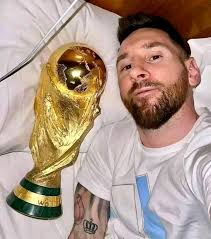 ▫ Cristiano Ronaldo never won the World Cup. ▫ Maradona never won Copa  America. ▫ Pelé never played in Europe. ▫ Cruyff never won the World Cup. ▫  Ronaldo Nazario never won