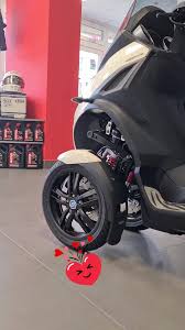 El conjunto de frenos está compuesto por dos discos de 258 mm de diámetro en las ruedas delanteras mientras que el trasero es de 240 mm. Cocmotors Piaggio Mp3 300 Hpe Sport Facebook