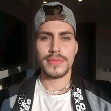 Daniel Castle (@dicastle.1999)