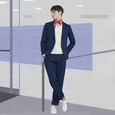 Les hommes qui sont musiciens et qui ont de longs cheveux préfèrent ce look. Tendance Mode Homme Dandy Parisien