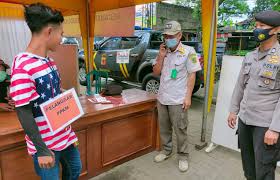 Pemberlakuan pembatasan kegiatan masyarakat (ppkm) berbasis mikro kabupaten bogor mulai berlaku sejak tanggal 9 sampai 22 februari 2021. Jumlah Pelanggar Ppkm Di Kabupaten Bogor Tinggi 2 199 Orang Ditegur Dan 242 Disanksi Fisik Isu Bogor