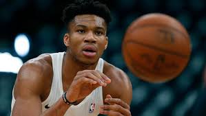 Giannis sina ougku antetokounmpo was born in athens in 1994. Nba Star Giannis Antetokounmpo Verlangert Der Greek Freak Bleibt Bei Milwaukee Bucks Der Spiegel