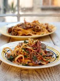 Jamie Gives Classic Spaghetti Vongole A Spicy Kick With His Arrabbiata Twist With Clams Squid Fresh Chillie Spaghetti Vongole Spicy Spaghetti Seafood Dinner