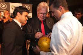 Ms barter was once married to 'captain socceroo' johnny warren. Les Murray Was The Impeccably Dressed Migrant Who Taught Australia To Love Football Abc News