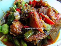 Bawang merah, bawang putih, cabe hijau, cabe merah, daun salam dan lengkuas digeprek. Resep Ikan Asin Cabe Ijo Resep Masakan