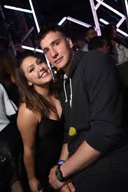 He also represents the serbian national basketball team. Noc Pred Fajnal For Bogdan Bogdanovic Okupio Porodicu I Prijatelje U Kafani A Potom Nastavljena Zurka Na Splavu Port Najnovije Vesti Srbija Danas