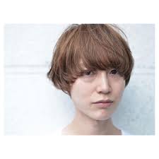 並木一樹 on instagram ladの谷尻くんがカットしに来てくれました 相変わらずのナイスキャラでした 顔まわりに重さを残した中性的なショートマッシュ カラーは プラチナナチュラルアッシュ で透明感をプラスして 보브컷 브릿지
