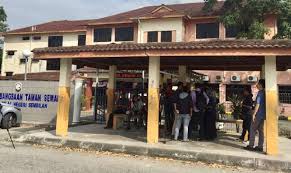 Mahkamah majistret di sini, hari ini melepas tanpa membebaskan guru dikenali sebagai cikgu azizan daripada pertuduhan mencederakan muridnya, april lalu. Kes Cikgu Azizan Bapa Murid Beri Penjelasan Esok