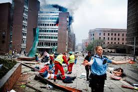 Juli 77 personer ble drept og rundt 90 såret i terrorangrepene i regjeringskvartalet i oslo og på aufs sommerleir på utøya i tyrifjorden i buskerud 22. Over 200 Skadet I Regjeringskvartalet Ni Av Dem Navngitt I Tiltalen