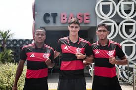 Novos reforços da equipe sub-20 assinam contrato no CT George Helal