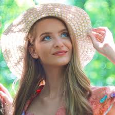 Lana Mason's Instagram, Twitter & Facebook