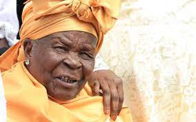 Mama sarah obama has lived a life of giving back and caring for the people in her village in kogelo kenya. Jrr2s7chw U9am