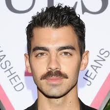 Joe Jonas: Square Shaped Scissor Hairstyle With Quiff