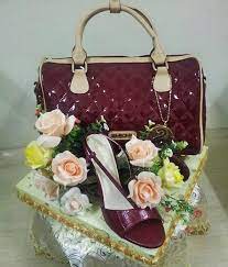 Hukum hantaran tunang adalah harus namun pemberian tersebut mestilah dengan penuh rasa ikhlas dan memohon keredhaan. Gambar Gubahan Beg Tangan Hantaran Handbag Yumida