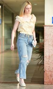 Dakota fanning drive her new porsche out in los angeles 2020/09/25. Elle Fanning In Ripped Jeans Out In La Elle Fanning Latest Pictures