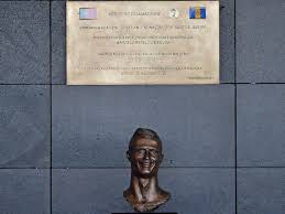 Ronaldo's statue looks like a snapchat filter wtf. Cristiano Ronaldo S Sculptor Defended His Statue By Comparing Himself To Jesus