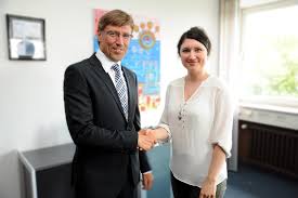 Santander consumer bank ag, essen ii, , 45127 essen, öffnungszeiten, filialen, bankleitzahl, blz, bic und pan und filialenübersicht Couragierte Santander Mitarbeiterin Durch Polizeiprasidenten Geehrt Presseportal