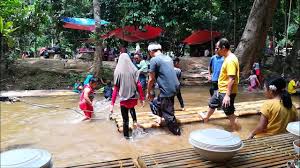 Tempat menarik di kedah merupakan salah satu destinasi tempat percutian terlengkap di malaysia. Makan Atas Rakit Sambil Mandi Sungai Di Rimba Cafe Baling Kedah Youtube