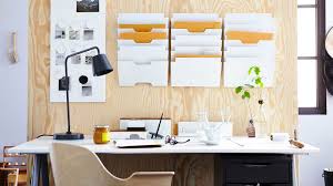 Petits Espaces Comment Creer Des Rangements En Plus Idee Rangement Rangement Mural Ikea Coin Bureau