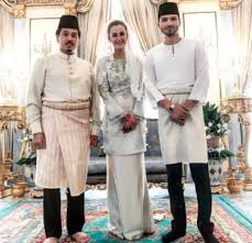 Tengku amir shah ibni sultan sharafuddin idris shah (born 12 december 1990) is the current crown prince of the malaysian state of selangor. Sebijik Macam Kristian Kahwin Pilih Tema Wedding Beach Majlis Resepsi Juliana Evans Tengku Shariffudin Dikritik Kisah Dunia